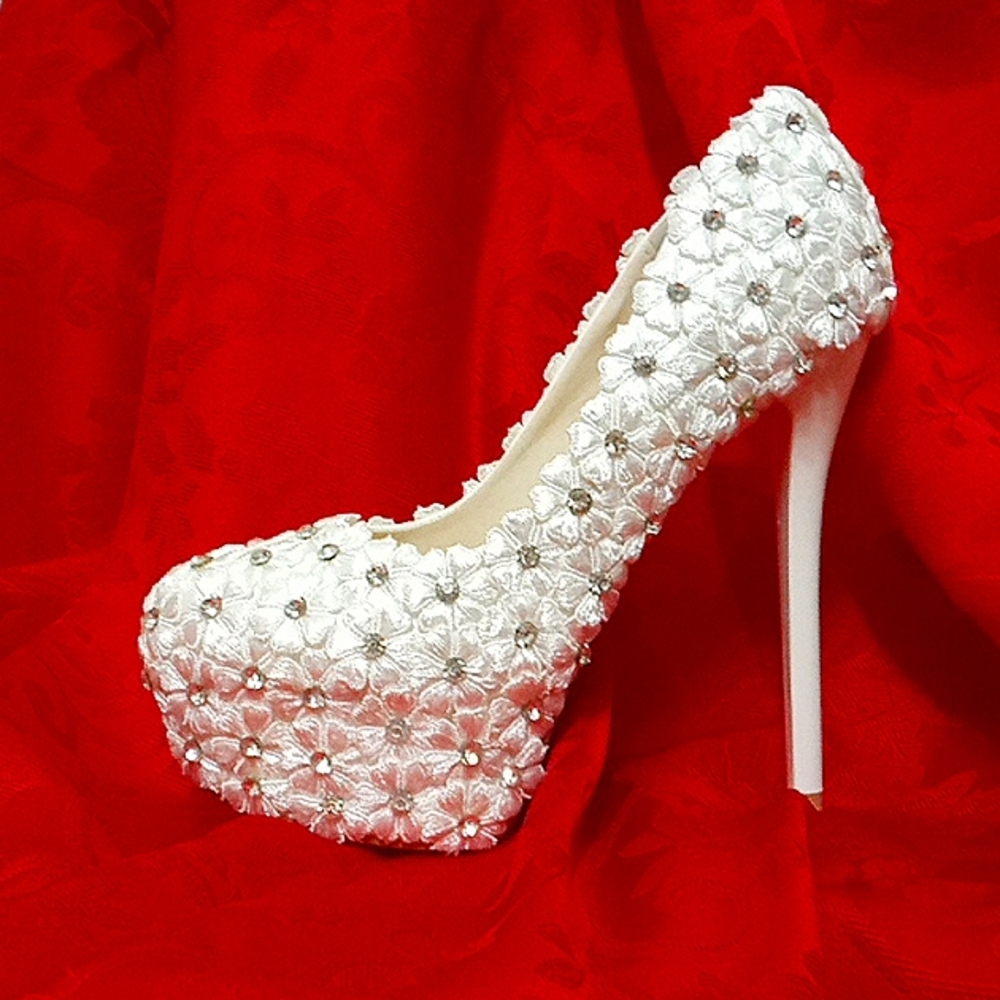 SALE🎁NIB🎁FREE GIFT INCLUDED🎁NWT Rhinestone Embroidery Stiletto High Heel Pump - Picture 3 of 16